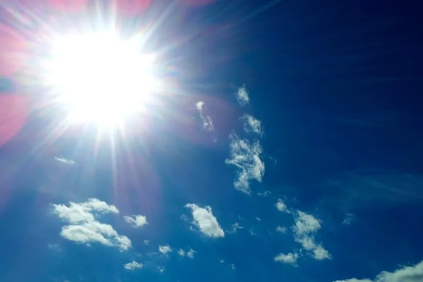 veel zon zonnig blauwe hemel kleine wolken