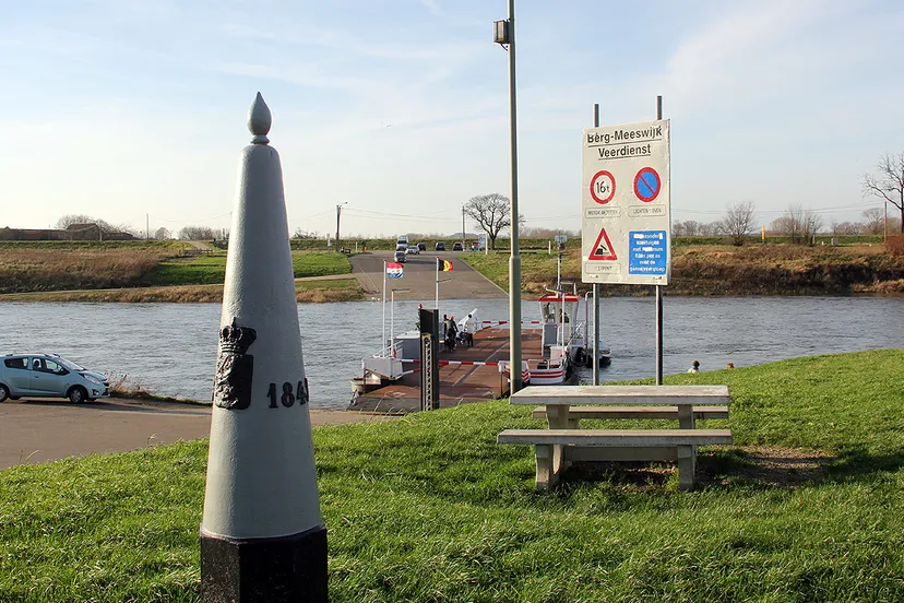 veer berg aan de maas met grenspaal december 2015