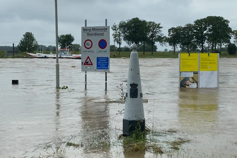 veer berg meeswijk extreem hoge maas juli 2021 1