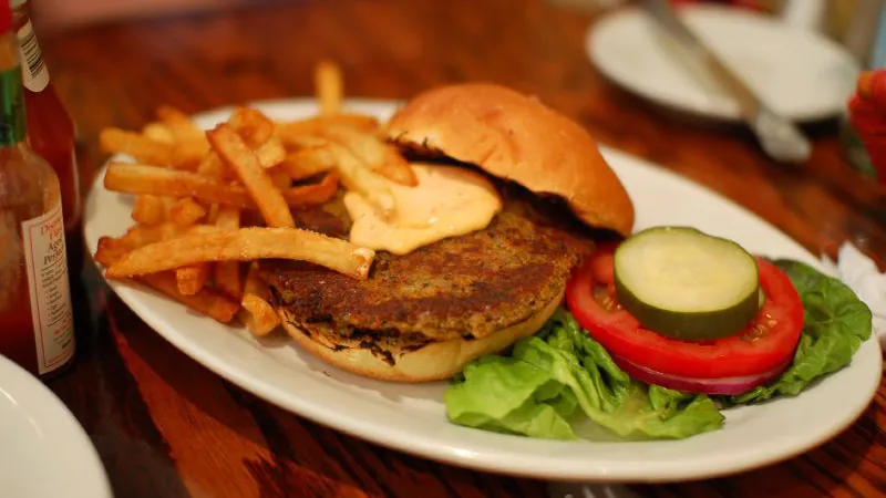 veggieburger met frites