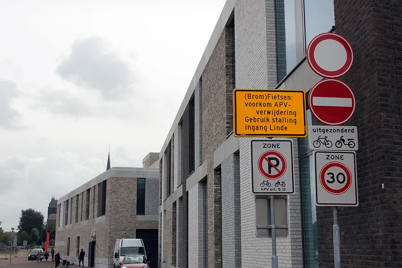 verkeersborden op hoek rijksweg noor en linde
