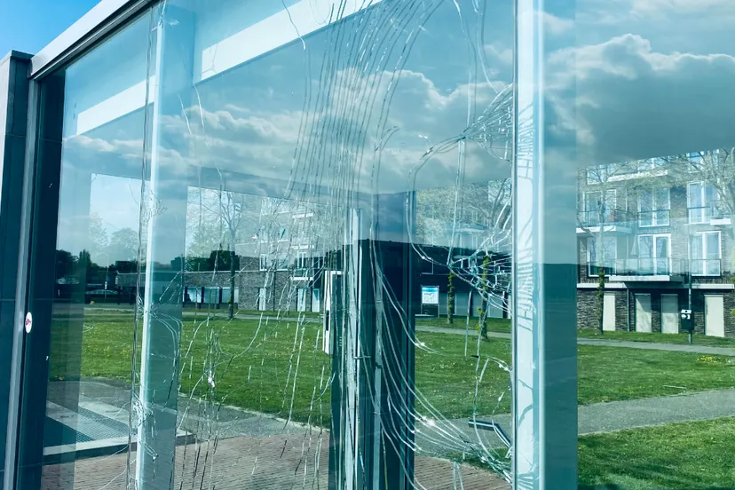 vernielde ruiten entree odaparking lang gats 1