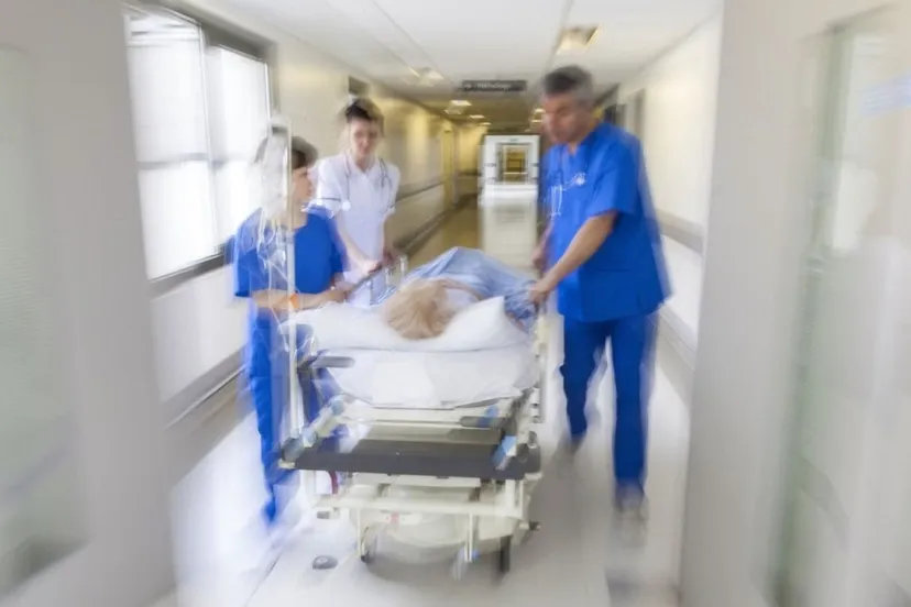 verplegers arts ziekenhuisbed