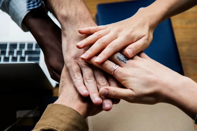 verschillende handen op elkaar cc0