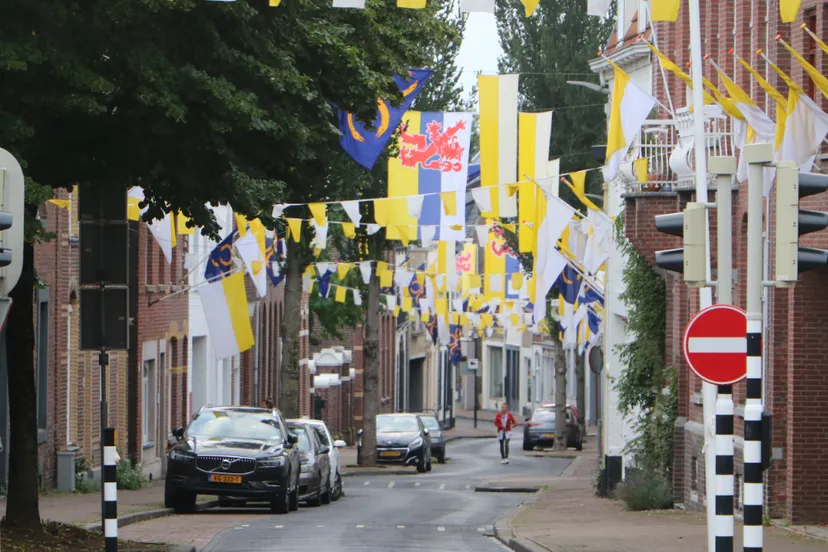 versierde putstraat vooravond rosaprocessie 2021