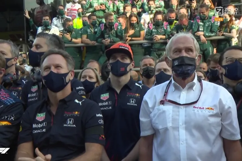 verstappen tijdens huldiging teamgenoot sergio perez