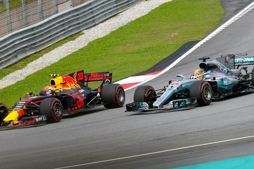 verstappen versus hamilton in maleisie morio own work cc by sa 40 via wikimedia commons