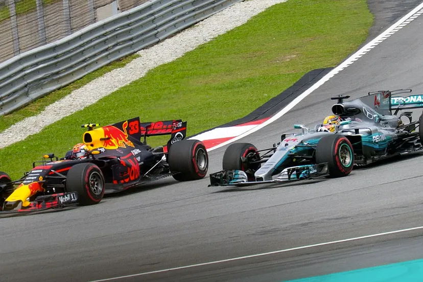 verstappen versus hamilton in maleisie morio own work cc by sa 40 via wikimedia commons