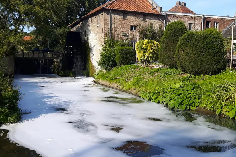 vervuiling beek wit 1