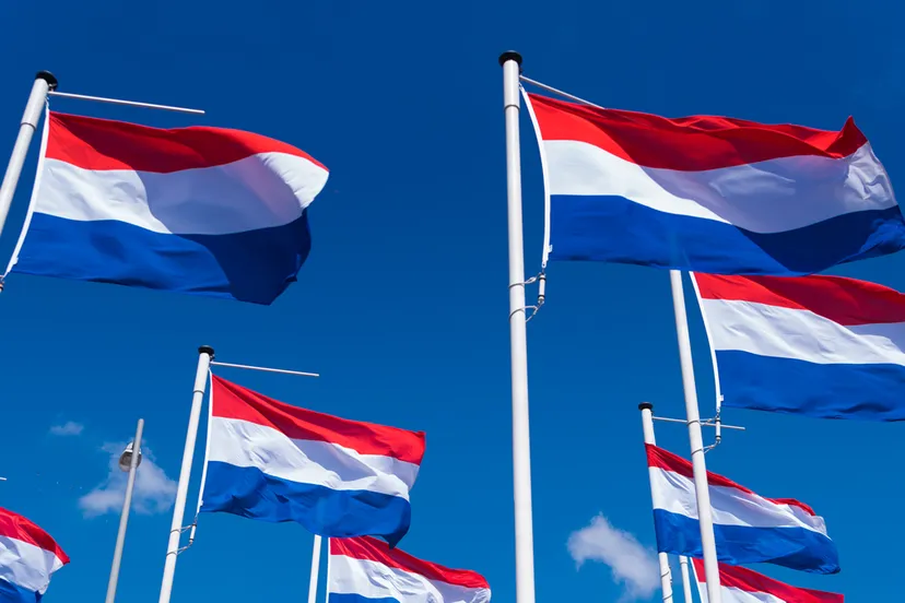 vlaggen aan vlaggenmasten