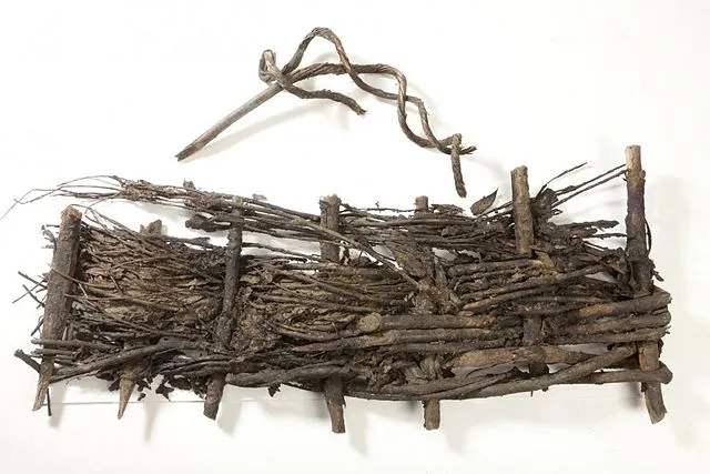 vlechtwerk van wilgentenen met blaadjes eraan a en 2 losse vlechten b j137nop 60010381 rce