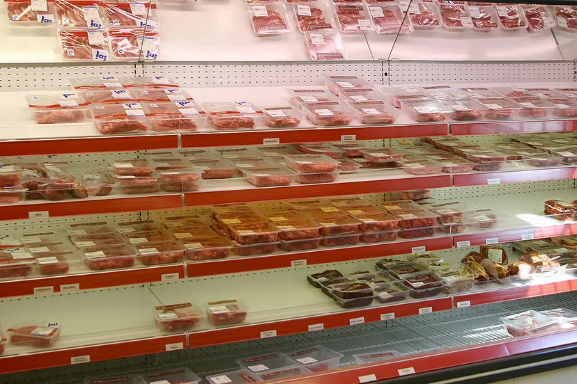 vlees in de supermarkt ralf roletschek user marcela cc by sa 3 via wikimedia commons