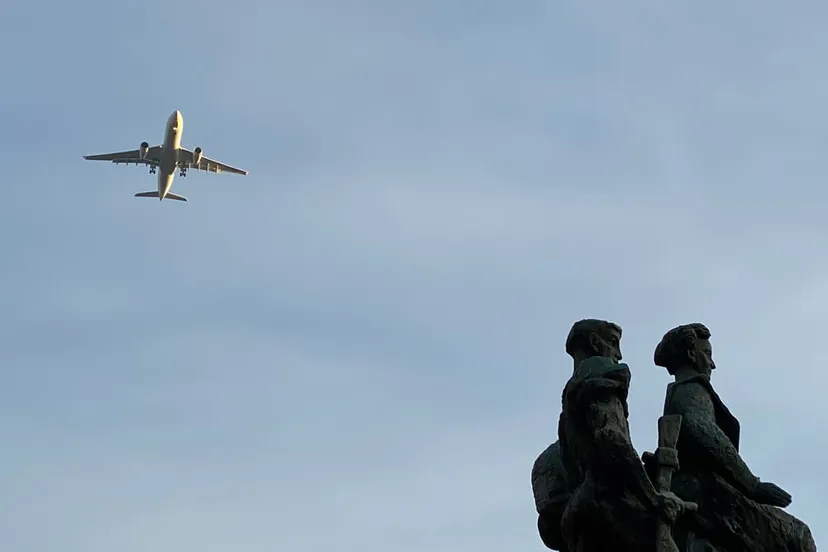 vliegtuig op weg naar vliegveld maa vliegt over geleen