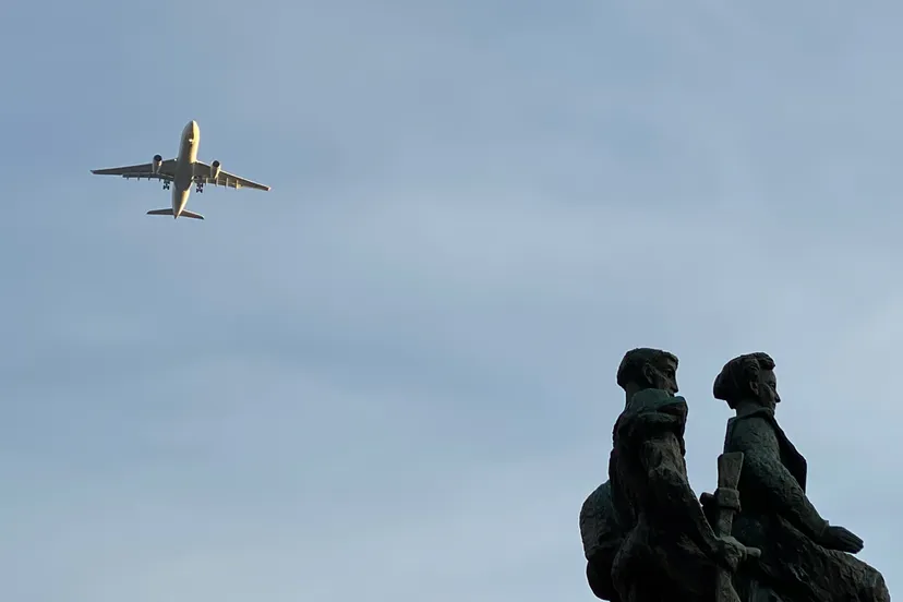 vliegtuig op weg naar vliegveld maa vliegt over geleen