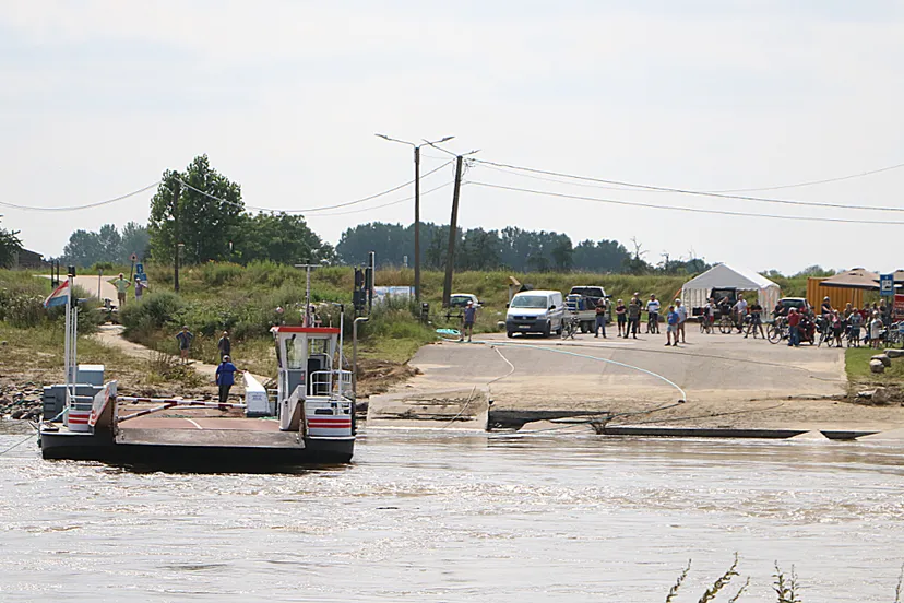 vlotgetrokken veerpont en zwaarbeschadigde veerstoep