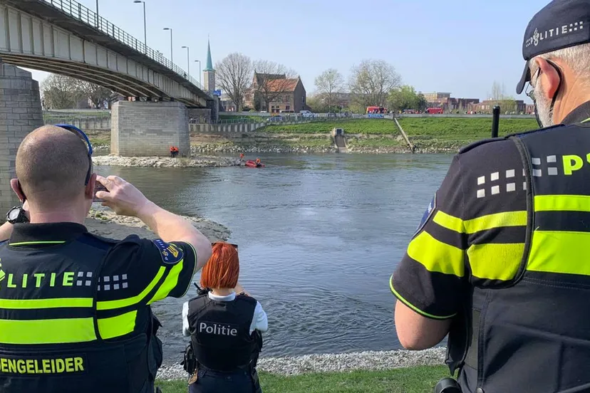 vluchter uit maas gehaald