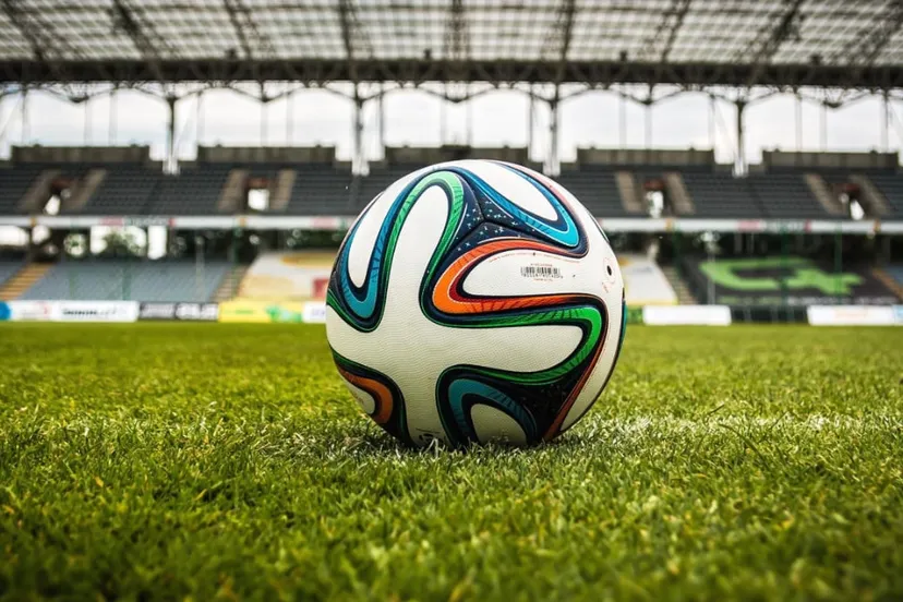 voetbal op middenstip in leeg stadion cc0 pixnio