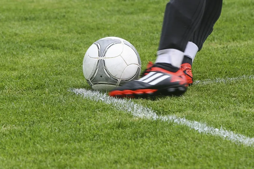 voetbal uittrap cc0 public domain via pixabay