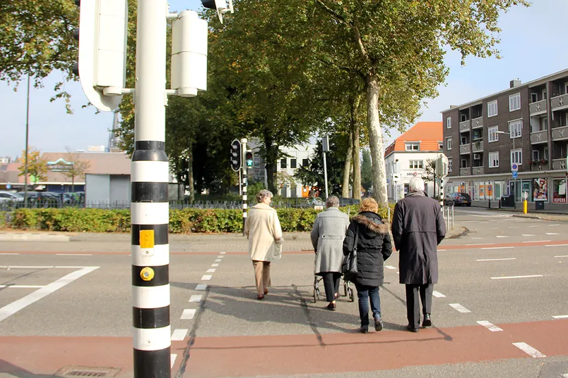 voetgangers steken over op kruispunt engelenkampstraat richting tempelplein