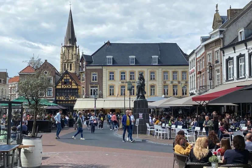 volle terrassen op de markt in sittard