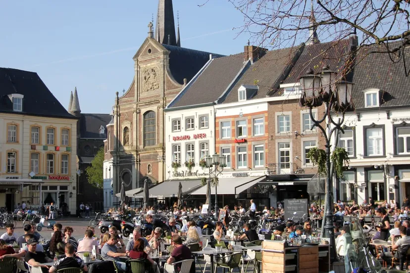 volle terrassen op eerste warme dag van het jaar 2019