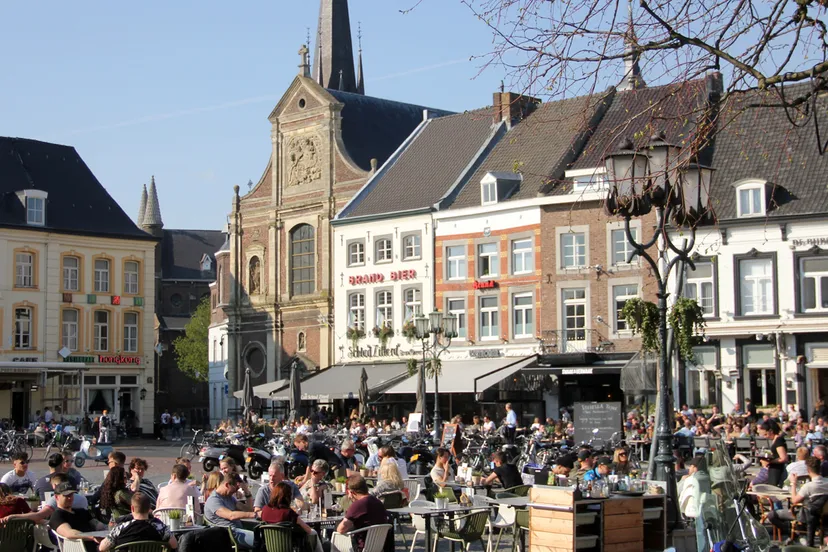 volle terrassen op eerste warme dag van het jaar 2019