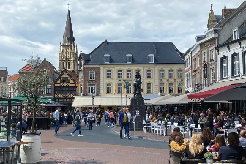 volle terrassen op sittardse markt
