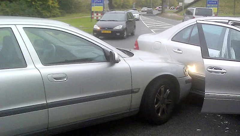 volvo mercedes botsing