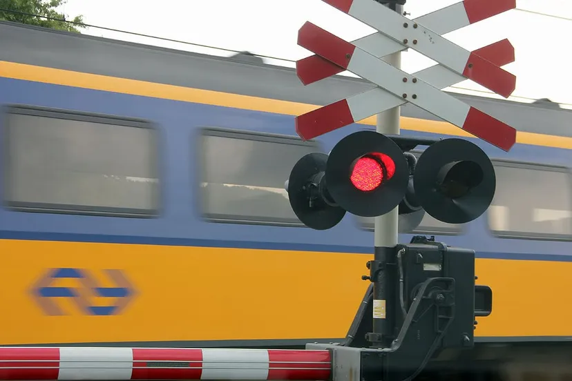 voorbijrazende trein spoorwegovergang rood licht