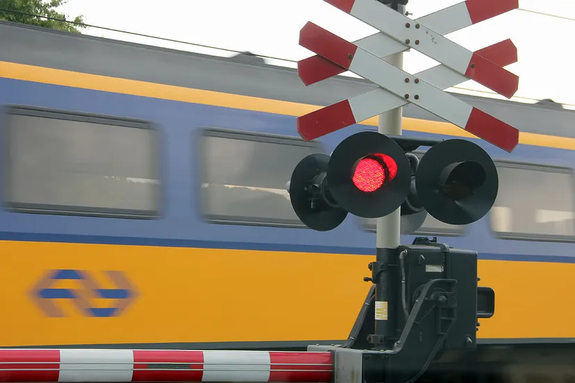 voorbijrazende trein spoorwegovergang rood licht