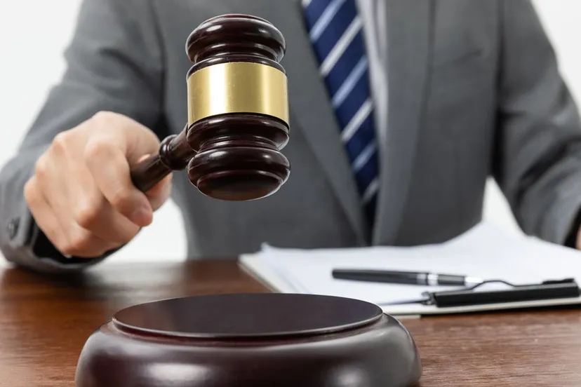 voorzittershamer burgemeester rechter