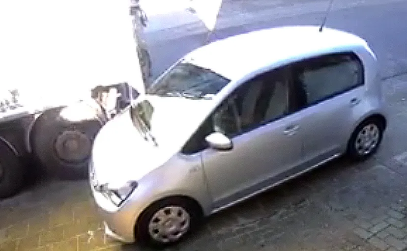 vrachtauto beschadigt personenauto stein