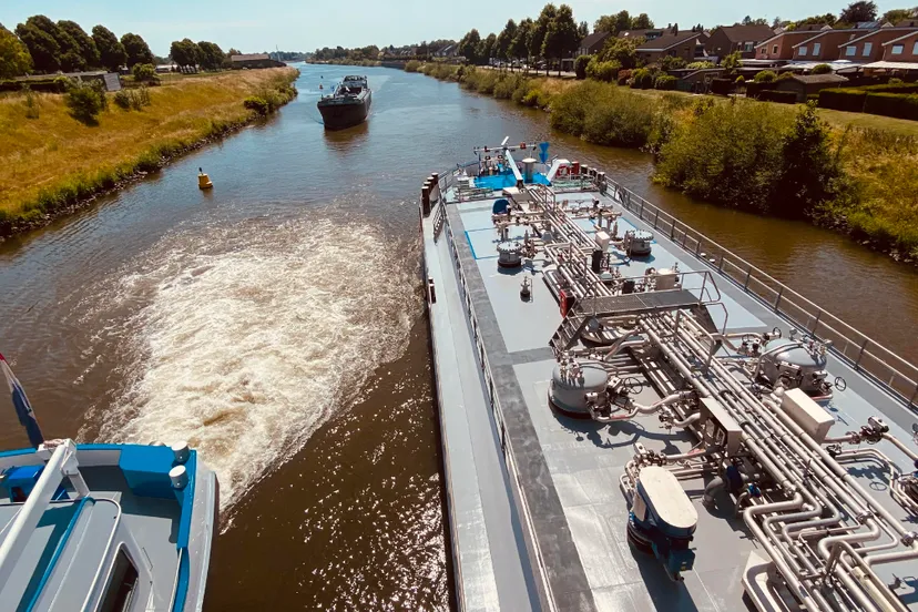 vrachtschepen op julianakanaal bij berg aan de maas 3