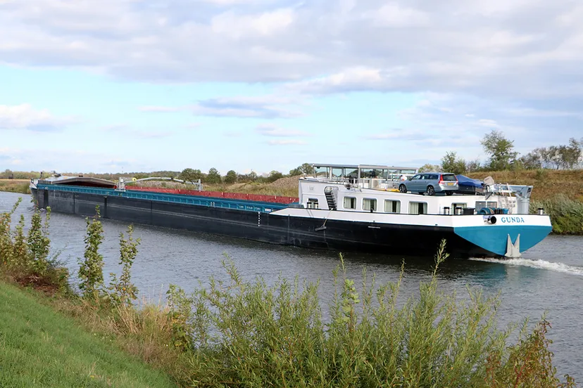 vrachtschip op julianakanaal berg aan de maas