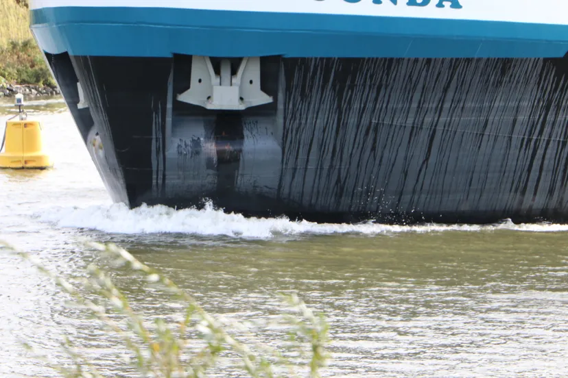 vrachtschip op julianakanaal bij urmond