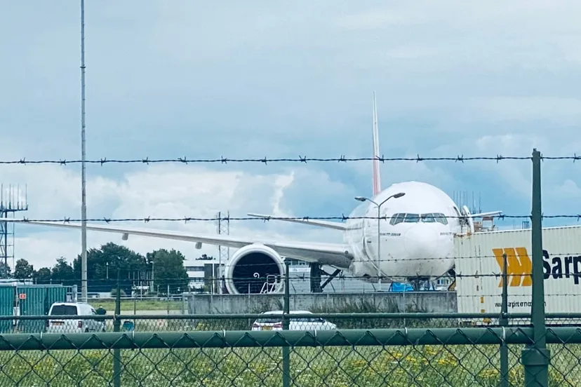 vrachtvliegtuig op platform vliegveld beek maa