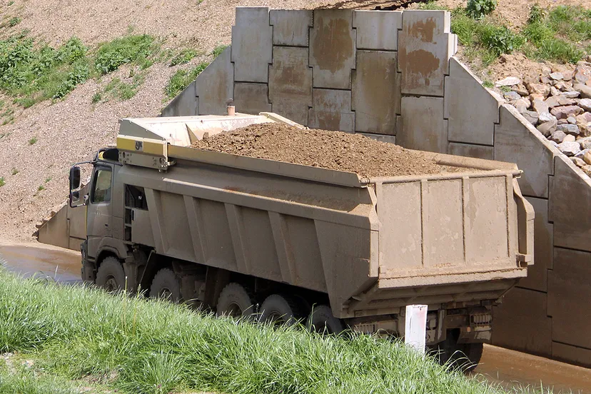 vrachtwagen geladen met maasgrind