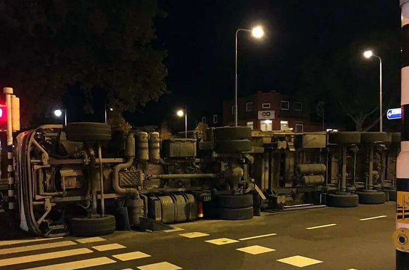 vrachtwagen omgekiept in geleen
