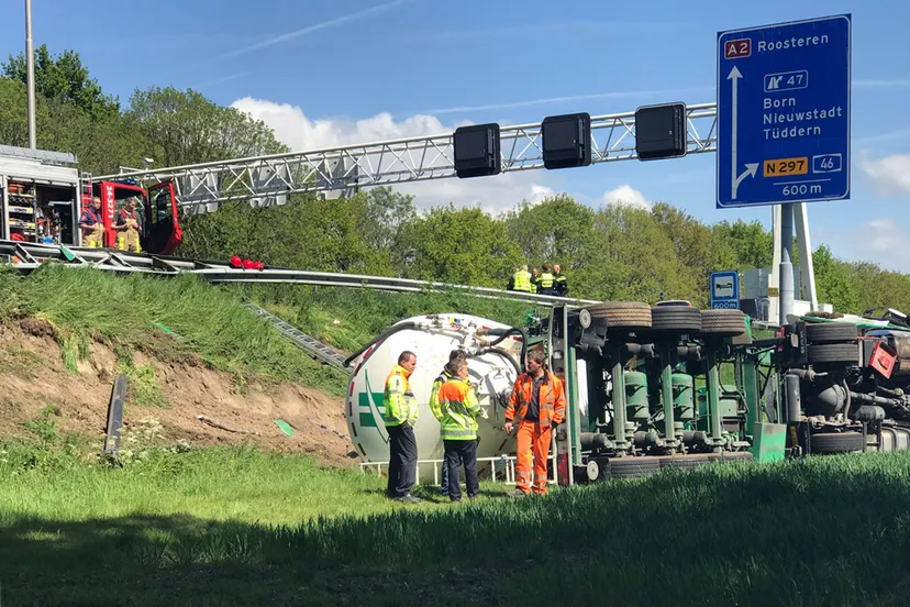 vrachtwagen rijdt door vangrail a2 bij afrit born 2