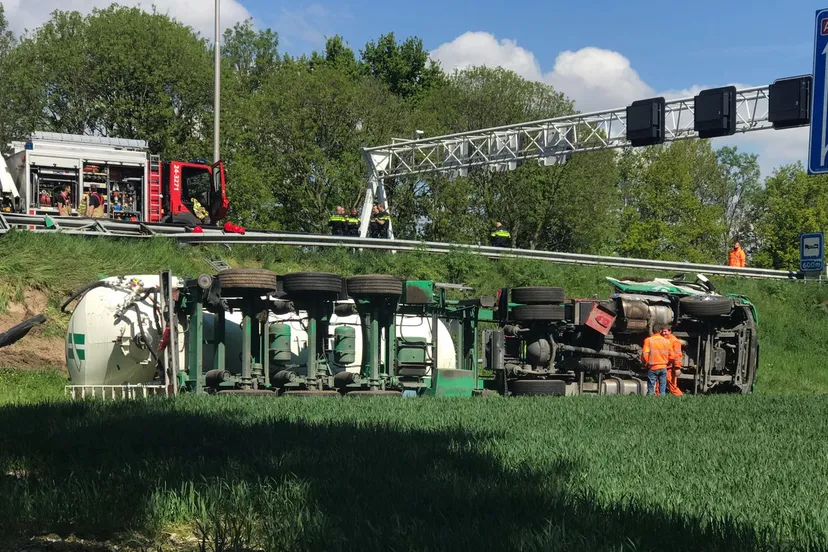 vrachtwagen rijdt door vangrail a2 bij afrit born 4