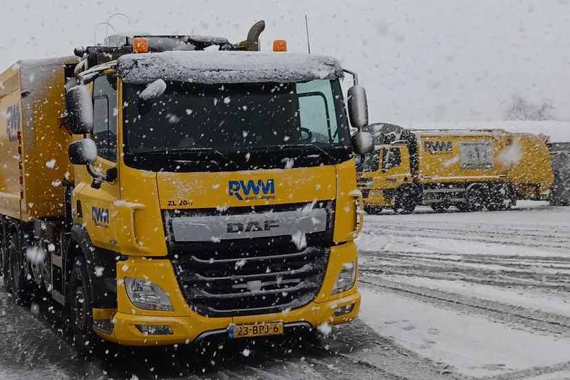 vrachtwagen rwm in de sneeuw