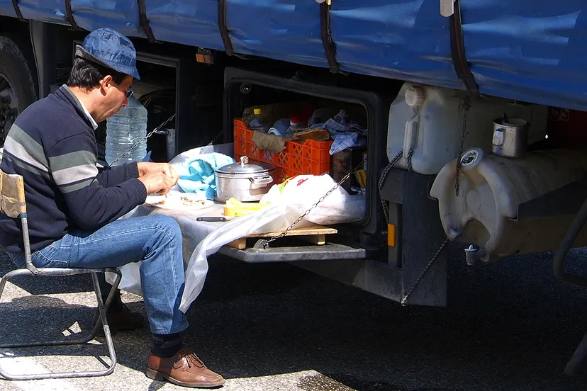vrachtwagenchauffeur eet bij zijn vrachtwagen johnpickenphoto cc by 20 uitsnede uit origineel