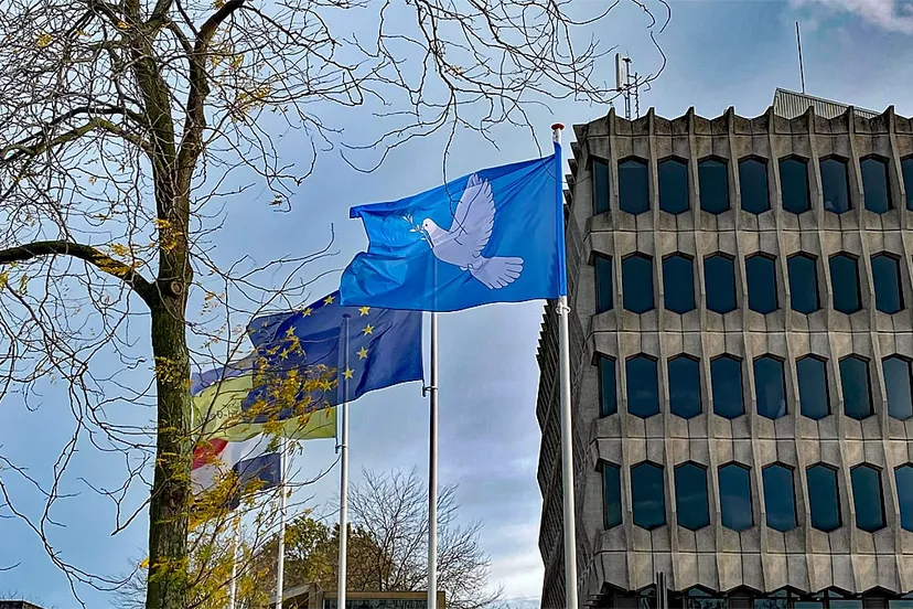 vredesvlag bij stadhuis in sittard