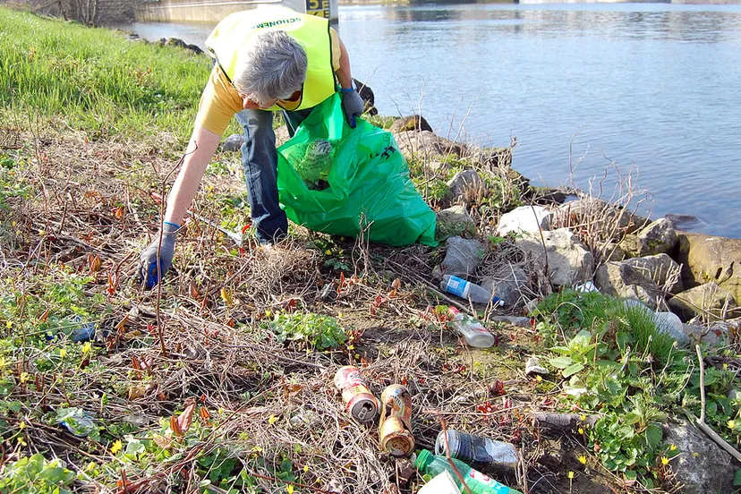vrijwilliger ruimt afval op aan maasoever 002