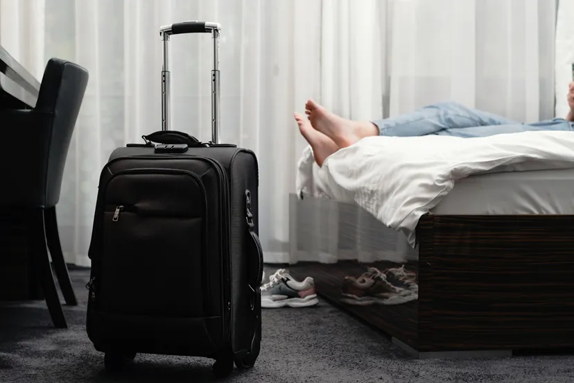 vrouw hotel bed koffer