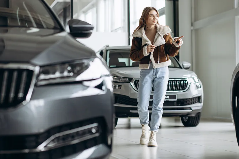 vrouw in autoshowroom