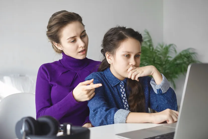vrouw kind meisje laptop computer