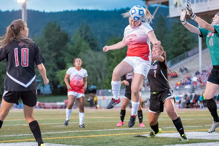 vrouwenvoetbal kopbal