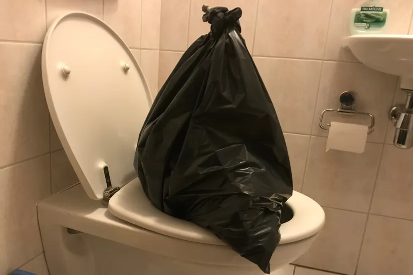 vuilniszak op toiletpot