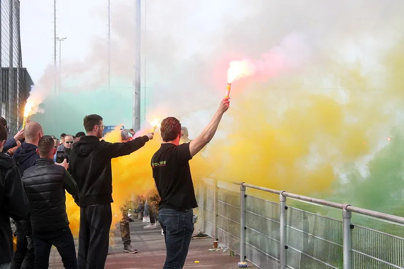 vuurwerk en gekleurde rook bij laatste training voor jong psv 0